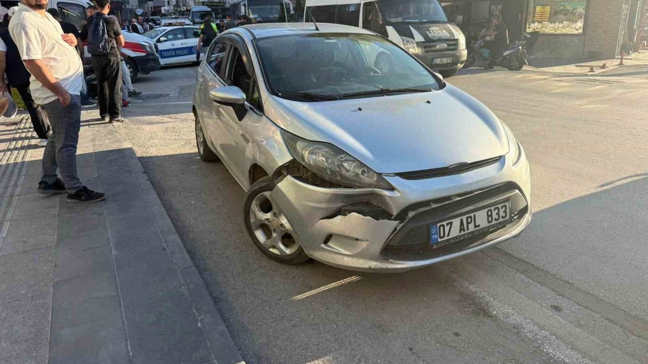 Serik'te kaza: otomobil ile motosikletten düşen iki kişi yaralandı