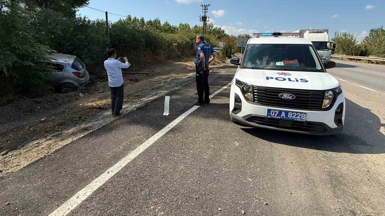 Serik’te kontrolü kaybeden sürücünün aracı telefon direğini devirip şarampole düştü