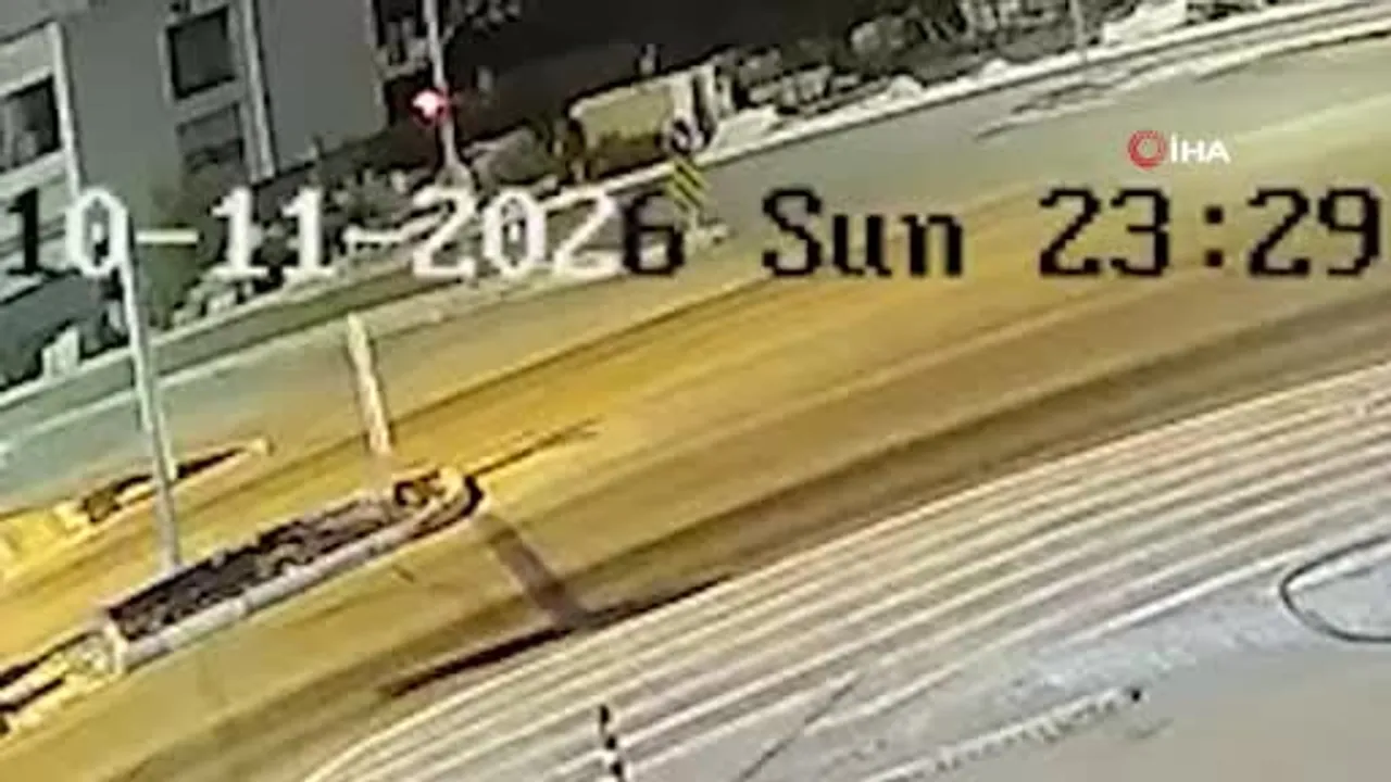 Serik'te panoya çarpan araç alev alıp tamamen yandı, sürücü kaçtı iddiası