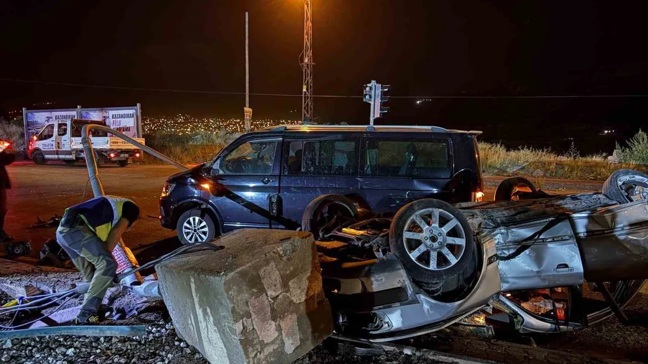 Şeritleri aşan fren başarısızlığı: takla atan otomobil minibüste durdu, 2 yaralı