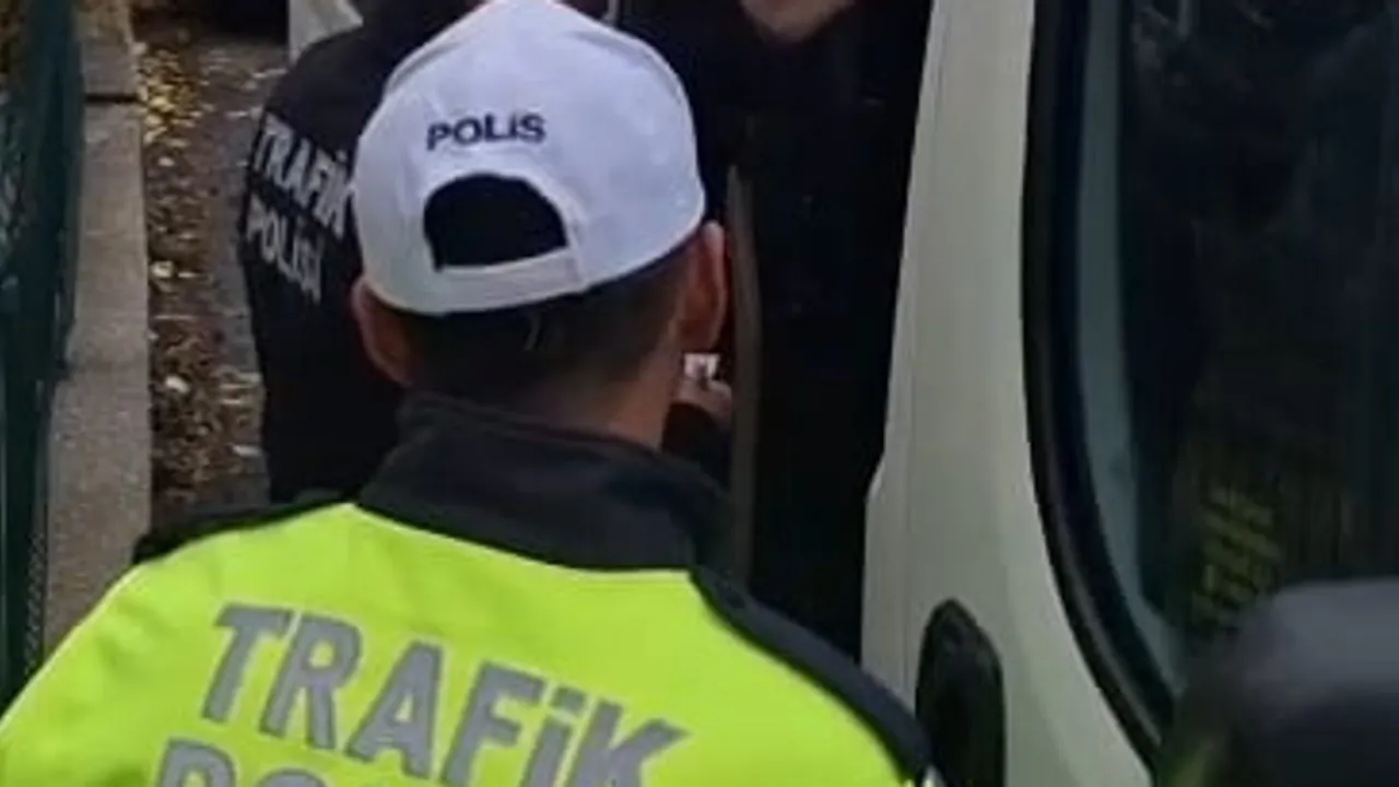 Servis aracı anahtar bırakılarak terk edildi, özel ihtiyaçlı öğrenciler başka araca taşındı