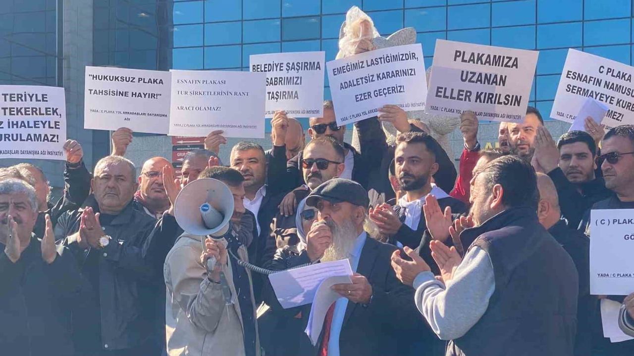 Servisçi esnafı ABB önünde 200 C plakanın üç yıllığına kiralanmasına itiraz etti