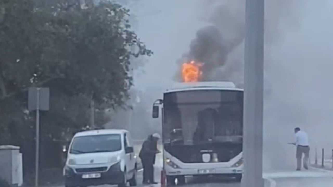 Setboyu Caddesi'nde motor alevleri otobüsü devre dışı bıraktı