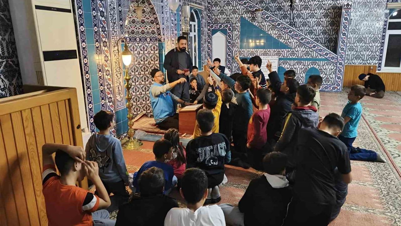 Seyitgazi’de camide gençlerle Kur'an-ı Kerim'in bilimsel mucizeleri konuşuldu