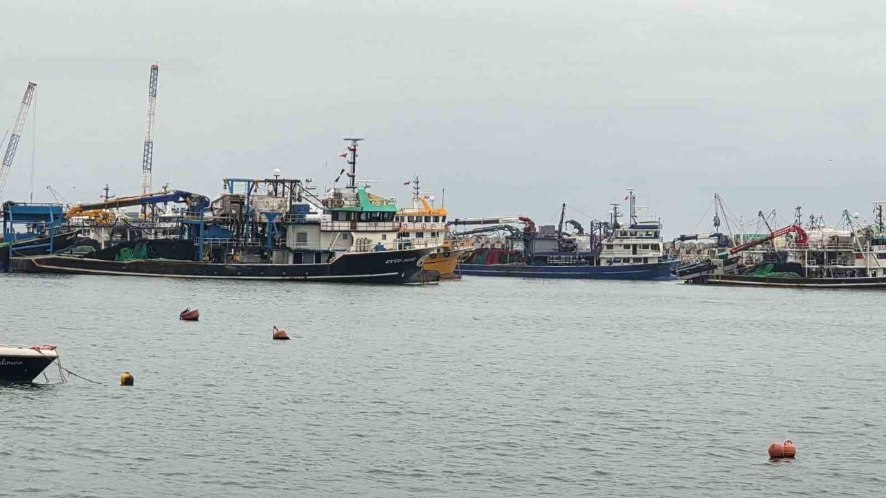Şiddetli Karadeniz havası tekneleri Ereğli Limanı'na yönlendirdi
