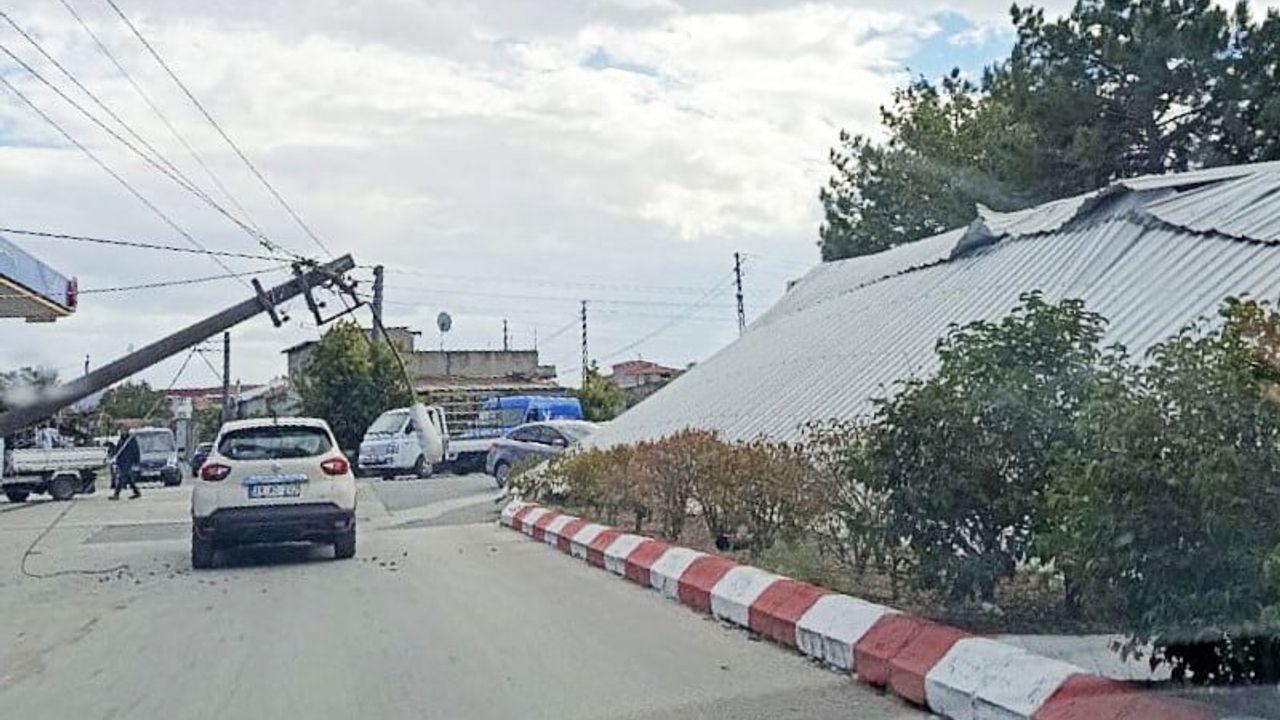 Şiddetli rüzgâr Havsa sanayi sitesinde çatı ve araçlara zarar verdi