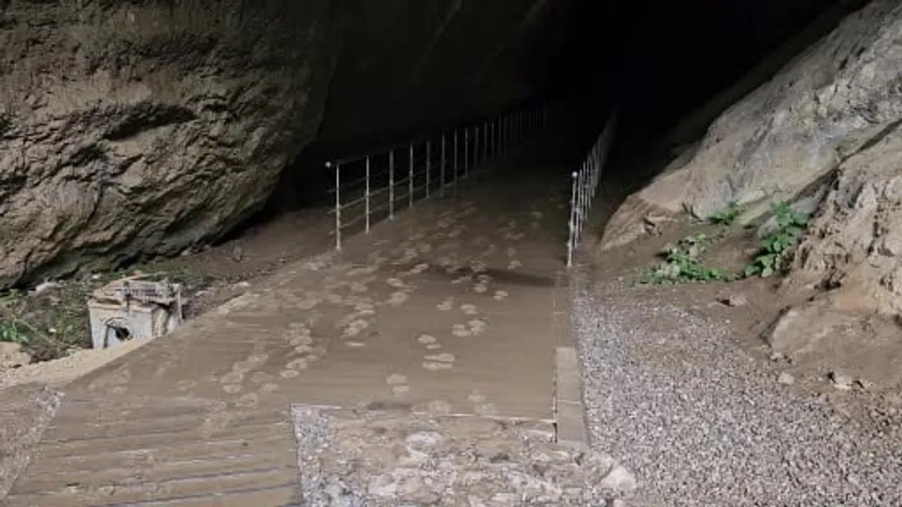 Şiddetli yağış Gökgöl mağarasını çamur ve suyla doldurdu