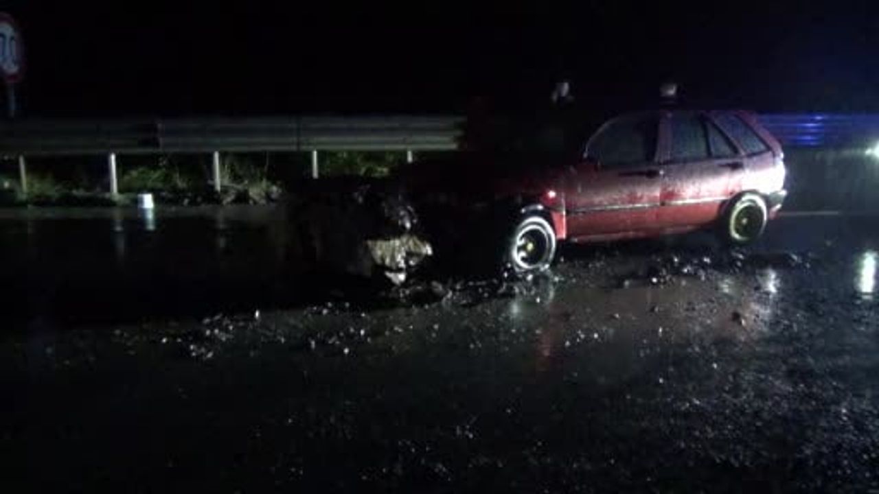 Şiddetli yağış sonrası yamaçtan düşen kayalar iki otomobile maddi hasar verdi