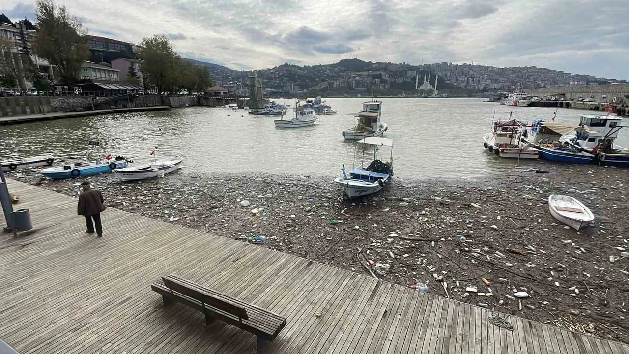 Şiddetli yağış sonrası Zonguldak limanında geniş çaplı atık birikimi