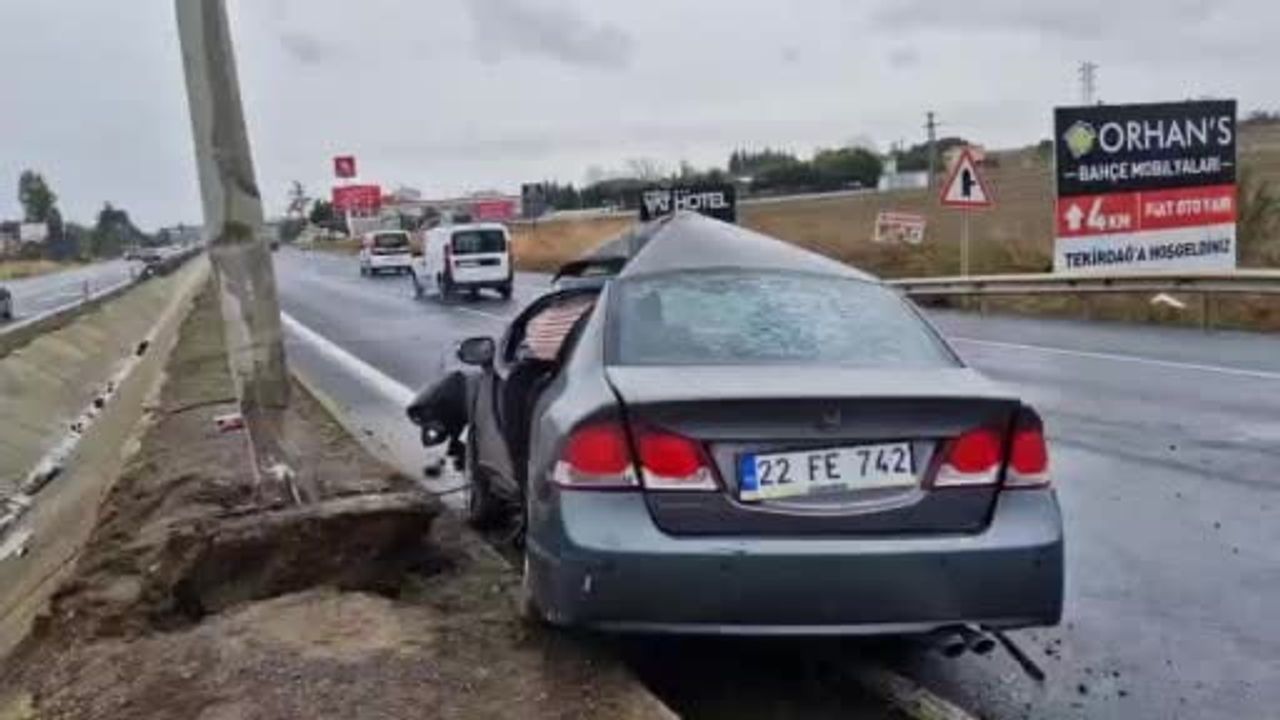 Şiddetli yağışta kaygan yol otomobili hurdaya çevirdi, hava yastıkları sürücüyü korudu