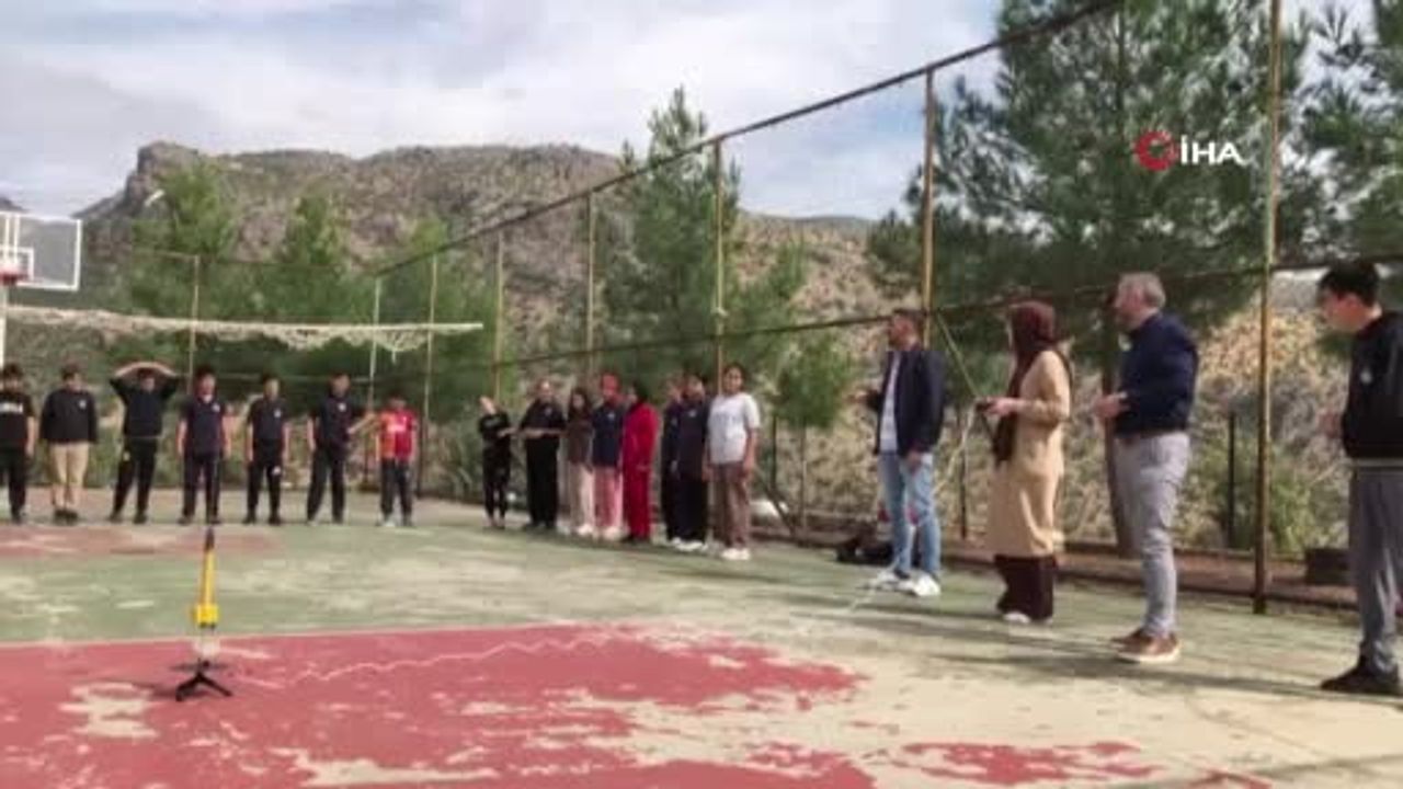 Siirt 80. Yıl Cumhuriyet Ortaokulu öğrencileri su roketleriyle uzayı uygulamalı öğrendi