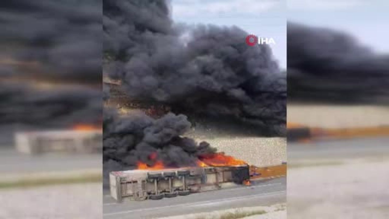 Siirt'te çarpışan iki tırın alevleri yolu kapattı