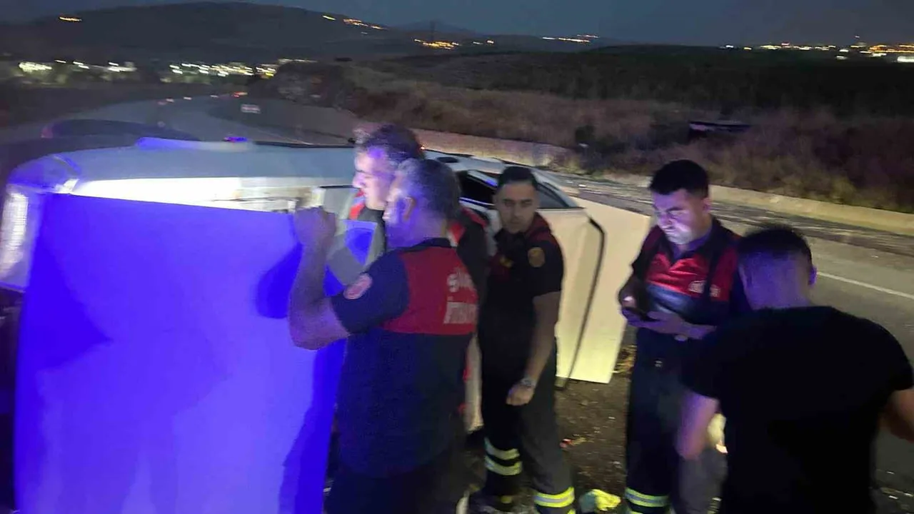Siirt’te direksiyon hakimiyetini kaybeden araç yan yattı, iki kişi yaralandı