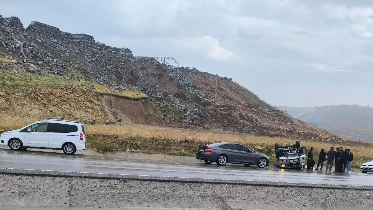 Siirt’te sağanak sonrası kayganlaşan yolda takla atan otomobilde iki kişi yaralandı