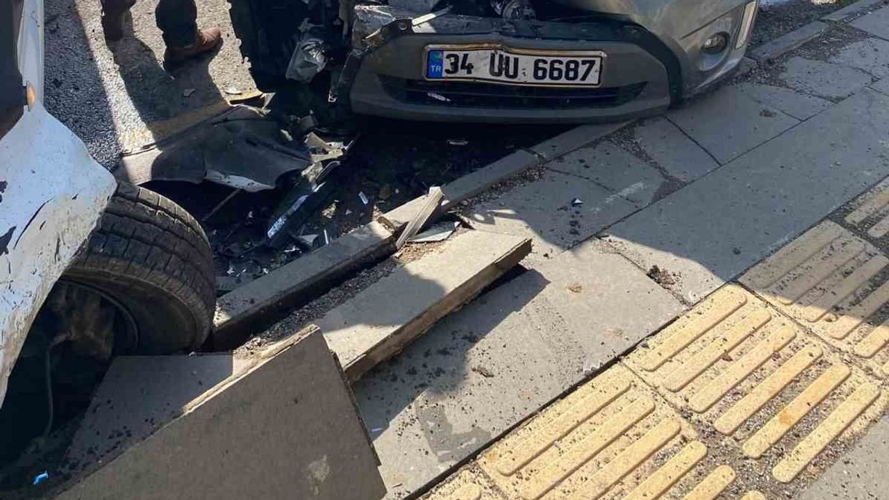 Siirt'te Şeyh El Hazin Caddesi'nde kaza: 3 kişi hafif yaralandı