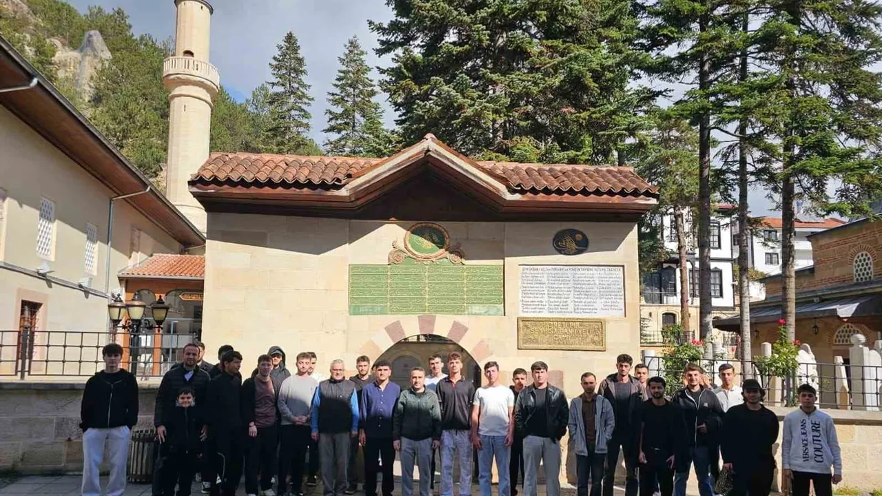 Sıla yurdu öğrencileri Kastamonu'nun tarih ve doğasını birlikte gezdi