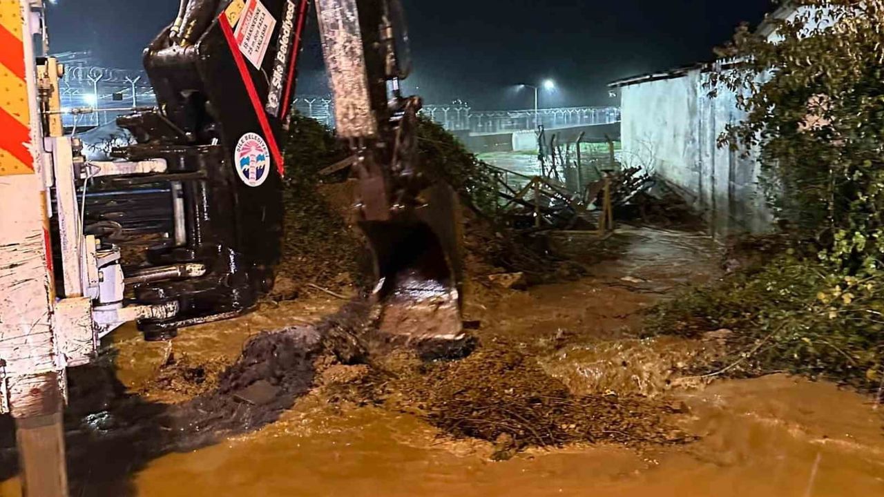 Şile'de gece operasyonu: yağışa karşı ekipler sokak sokak çalıştı