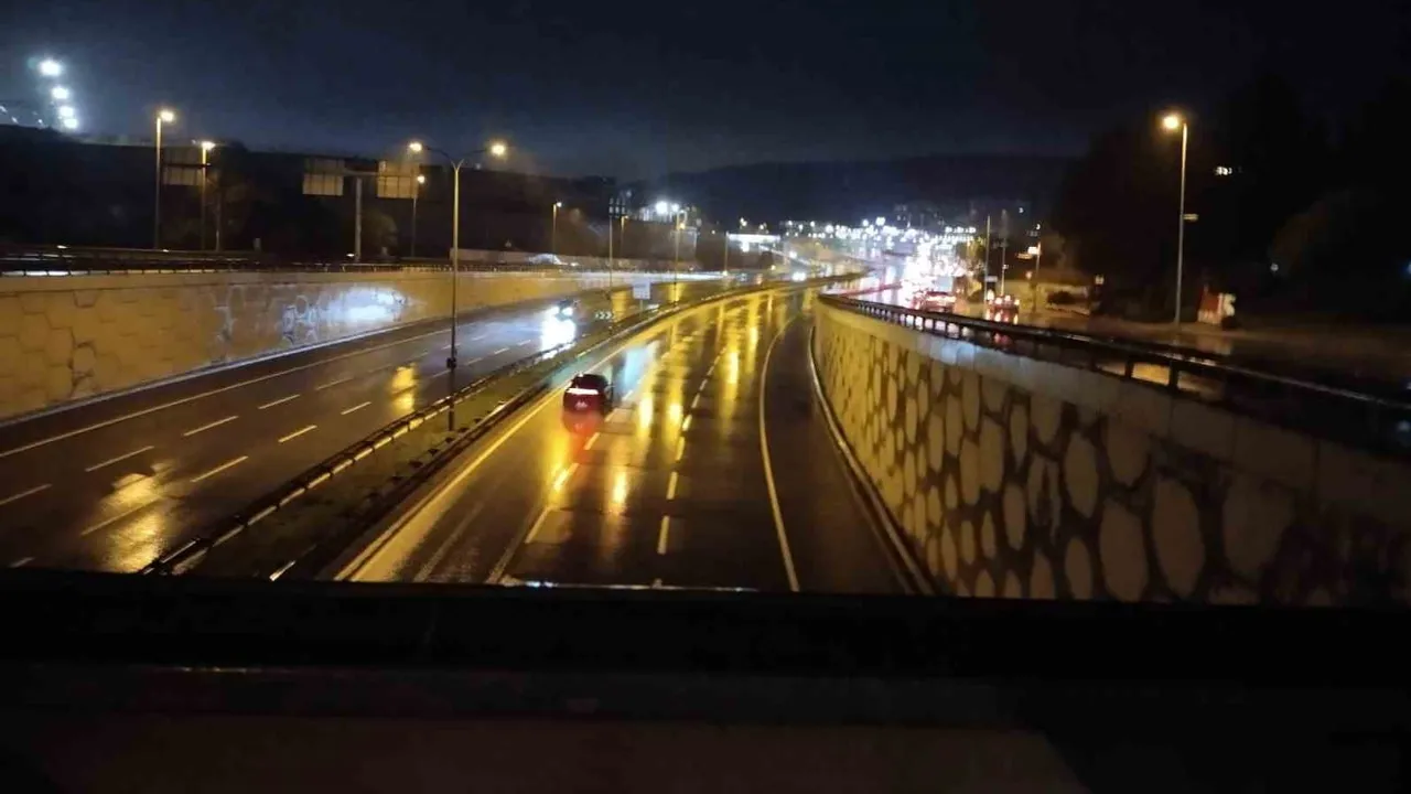 Şile otoyolu'nda su taşkını ulaşımı Ümraniye yönünde kısıtlıyor