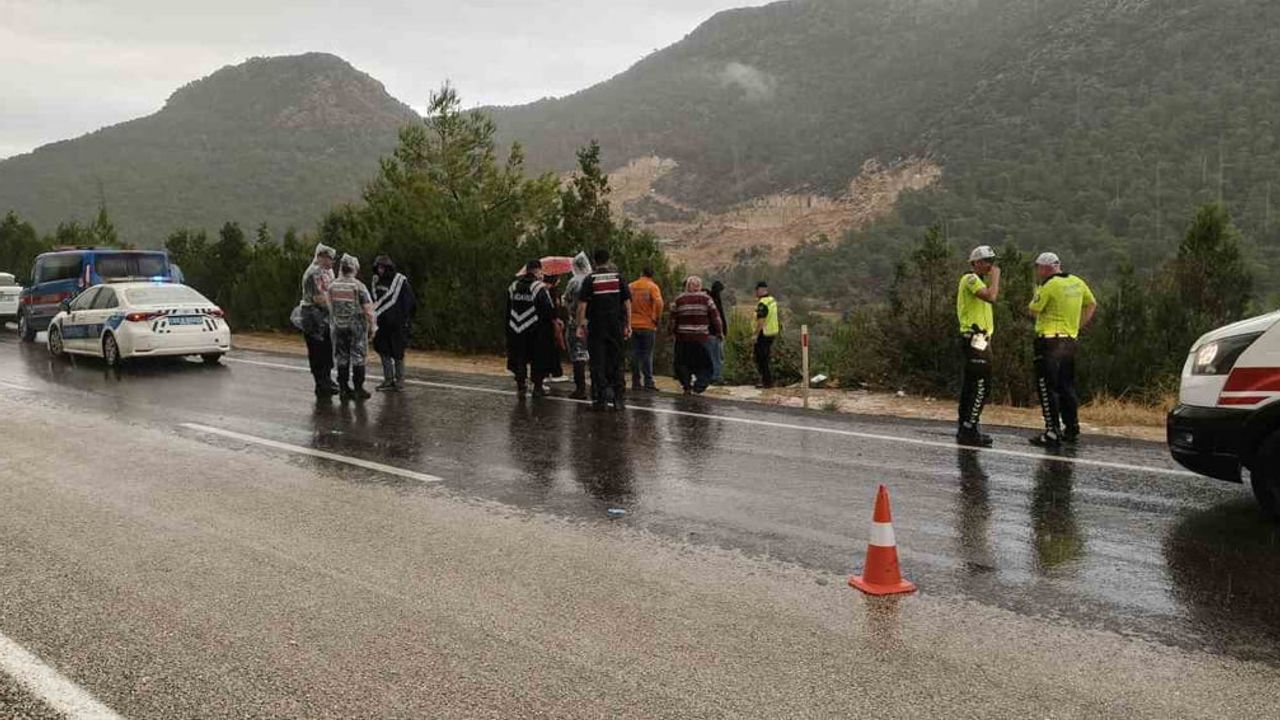 Silifke'de yağış sonrası minibüs şarampole devrildi, 17 kişi hastaneye kaldırıldı