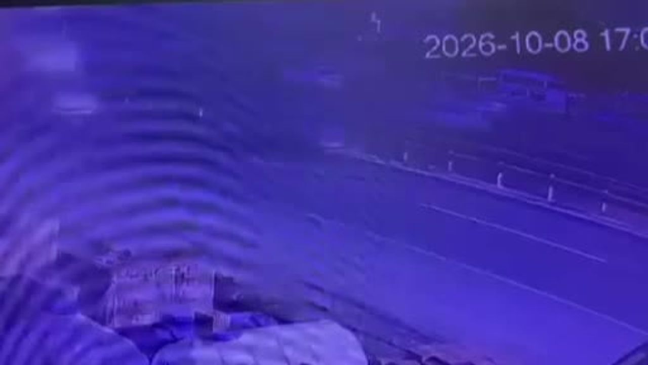 Silivri E-5'te zincirleme çarpışma: araçlar takla attı, 2 yaralı