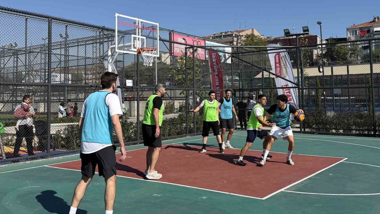 Silivrikapı'da tarihin ortasında potanın altında gençlerin basketbol buluşması