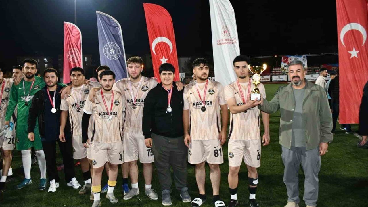 Silopi'de cumhuriyet kupası futbol turnuvası tamamlandı
