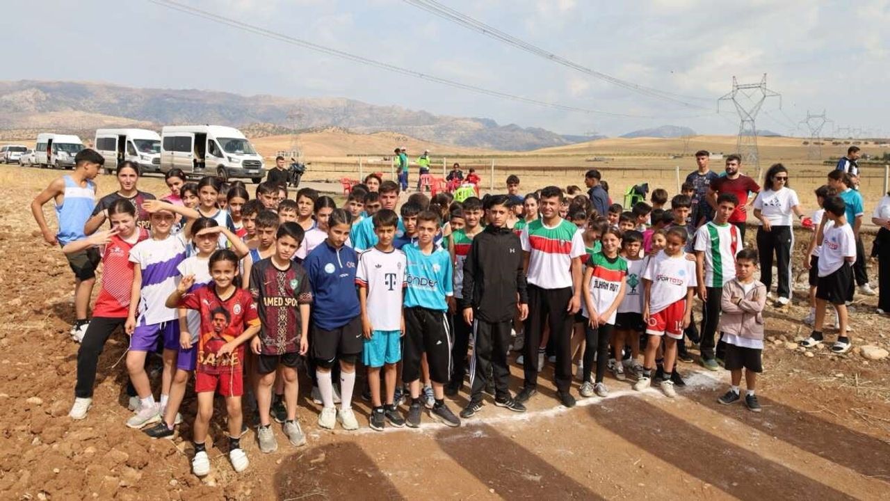 Silopi'de gelecek vadeden atletlerin kros sınavı
