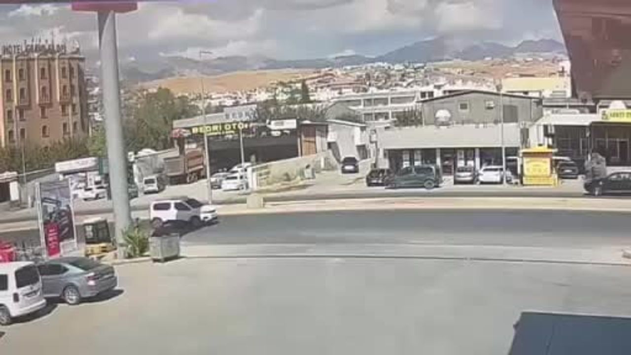 Silopi'de kameraya yansıyan kaza: ters yönde giden 15 yaşındaki çocuk otomobilin altında kaldı
