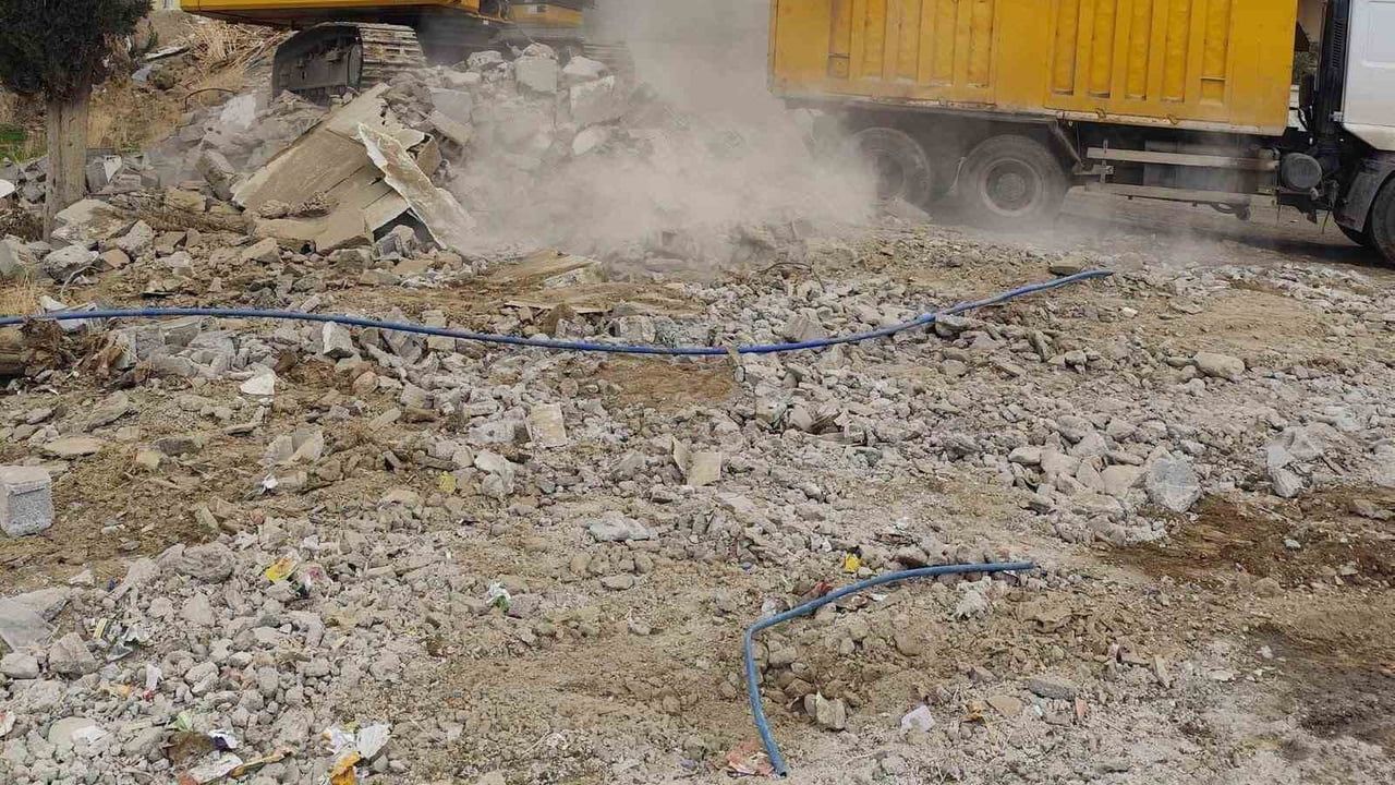 Silopi'de metruk yapı temizliği: köylerde yıkımlar sürüyor
