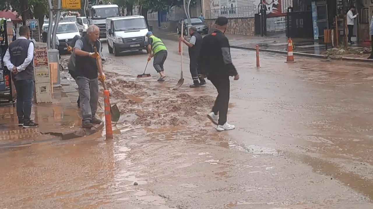 Silvan'da aniden bastıran dolu ve sağanak yaşamı etkiledi