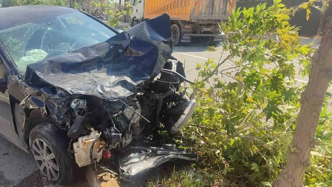 Silvan'da çarpışan araçlar kaldırıma savruldu: 2 yaralı