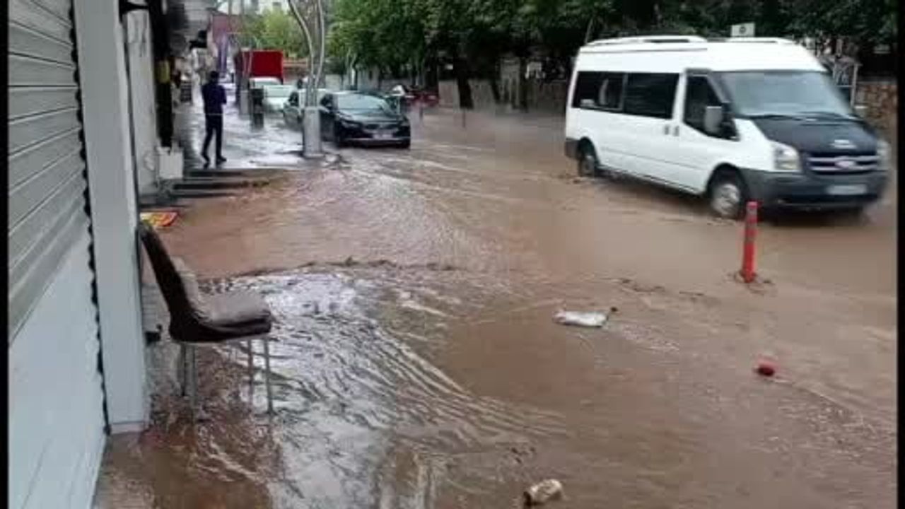 Silvan'da sağanak ve dolu hayatı olumsuz etkiledi