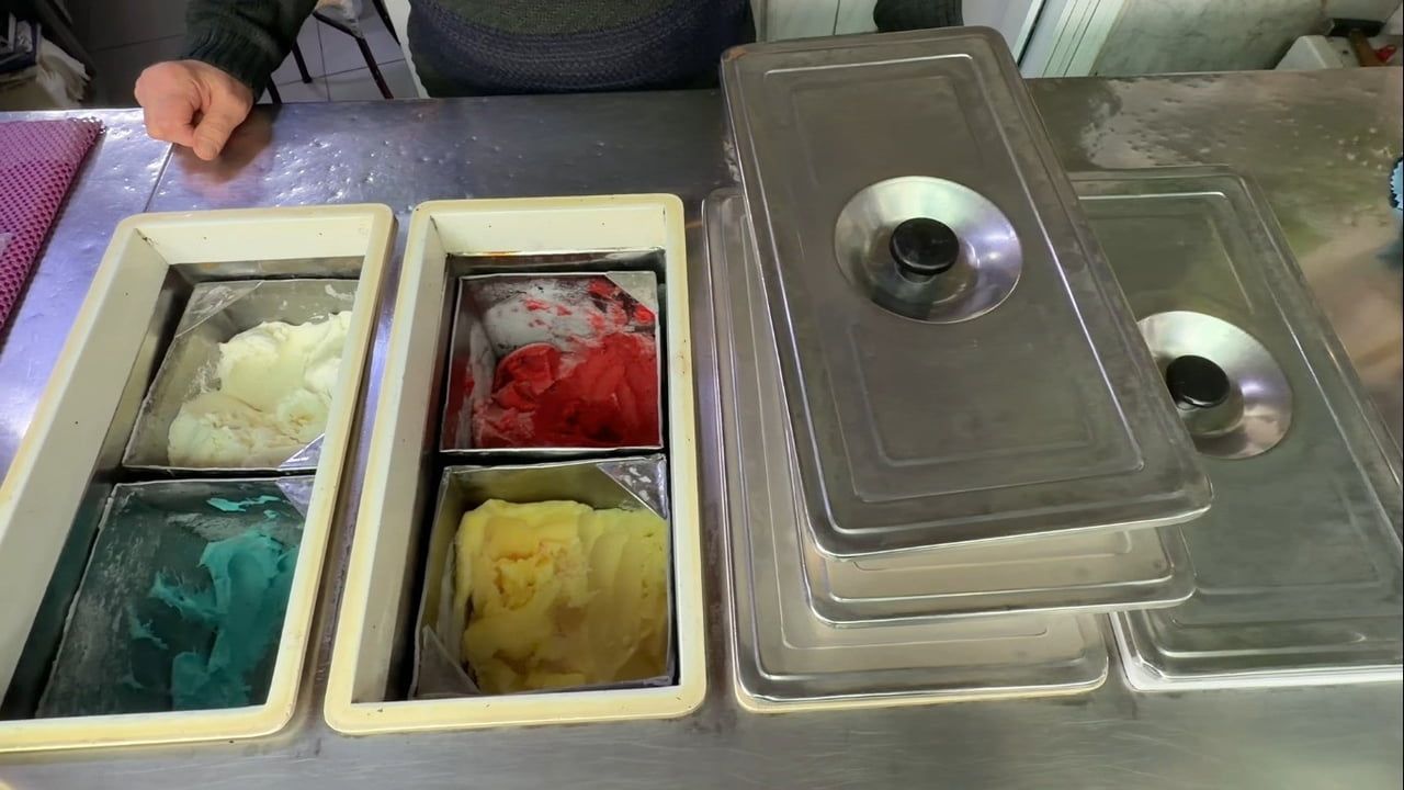 Simav’da üç kuşaktır dondurma ve tatlı geleneğini yaşatan aile