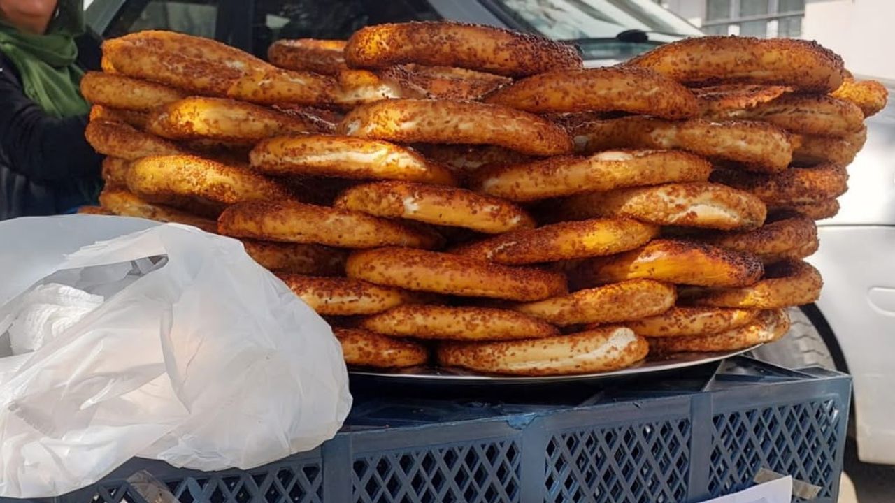 Simit tezgahına not bırakan esnaf KPSS'ye girdi