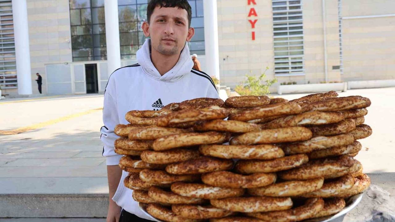 Simit tezgahını nota bırakan genç, sınav dönüşü Elazığlıların desteğini gördü