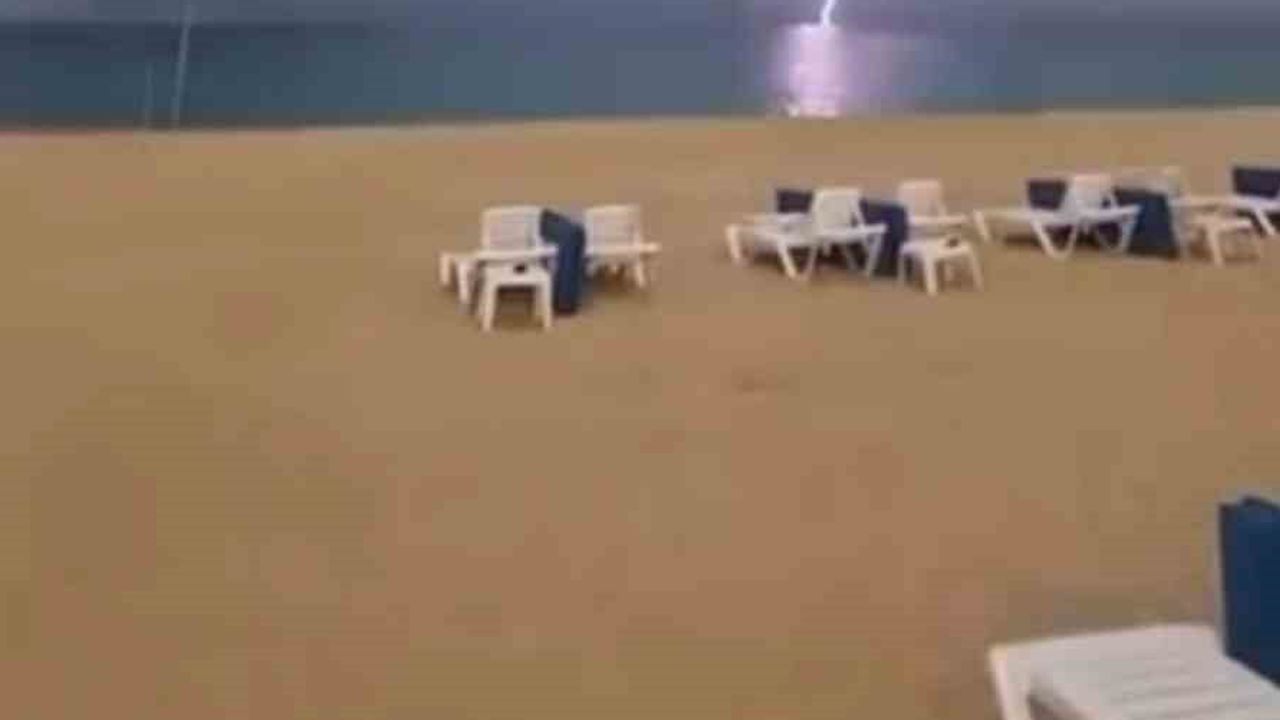 Şimşekler Alanya gecesini gündüze çevirdi