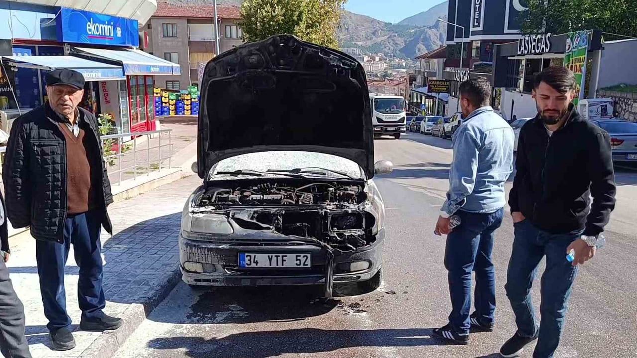 Sınav için bırakılan otomobil alev aldı, trafik polisleri söndürdü