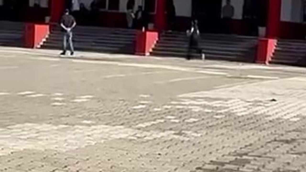 sınav telaşında merdivende bayılan öğrenci görevlilerin yardımıyla sınava alındı