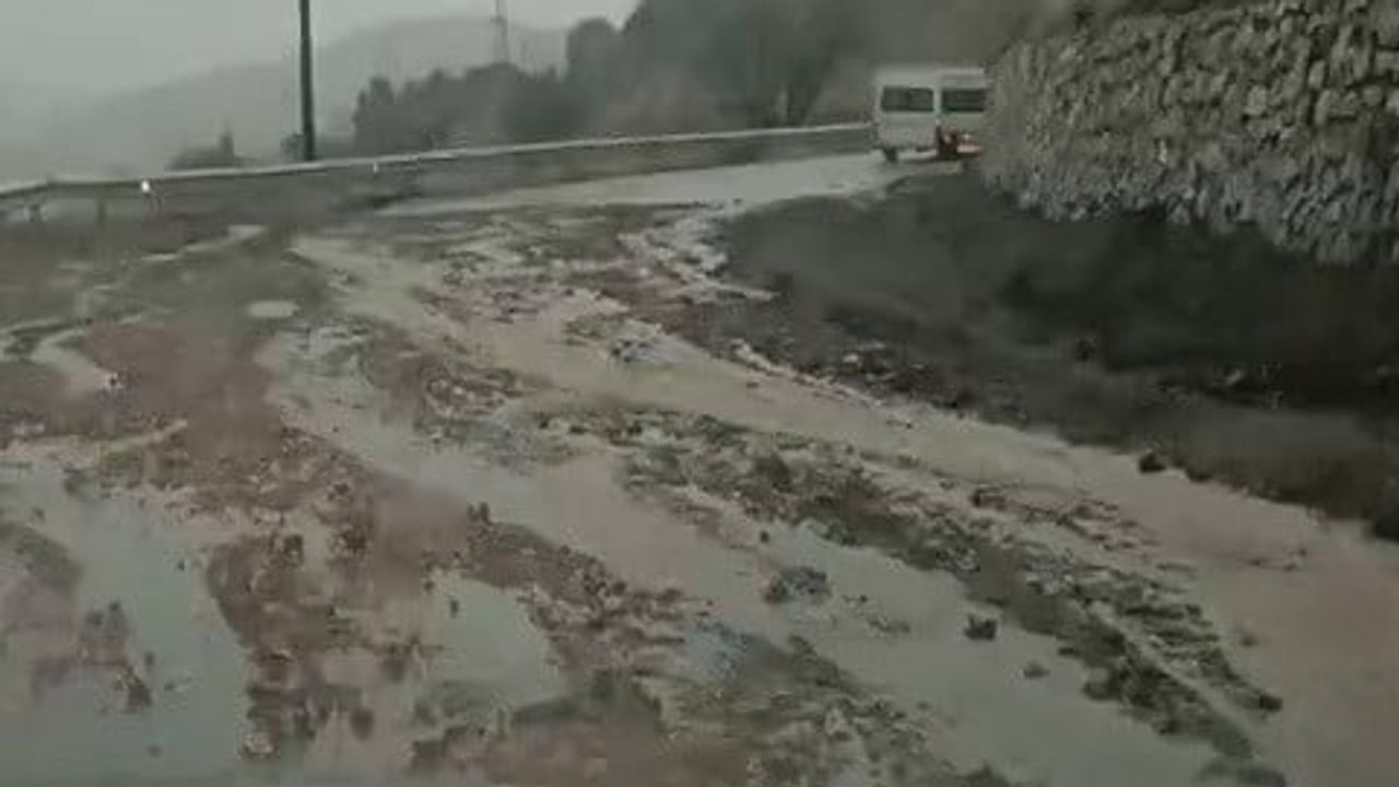 Sincik'te sabah sağanağı cadde ve yolları su altında bıraktı