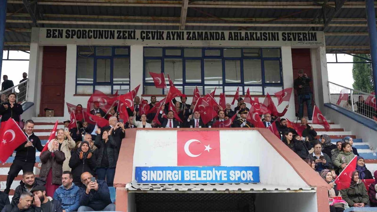 Sındırgı’nda cumhuriyet coşkusu 103'üncü yılda stadyumu sardı