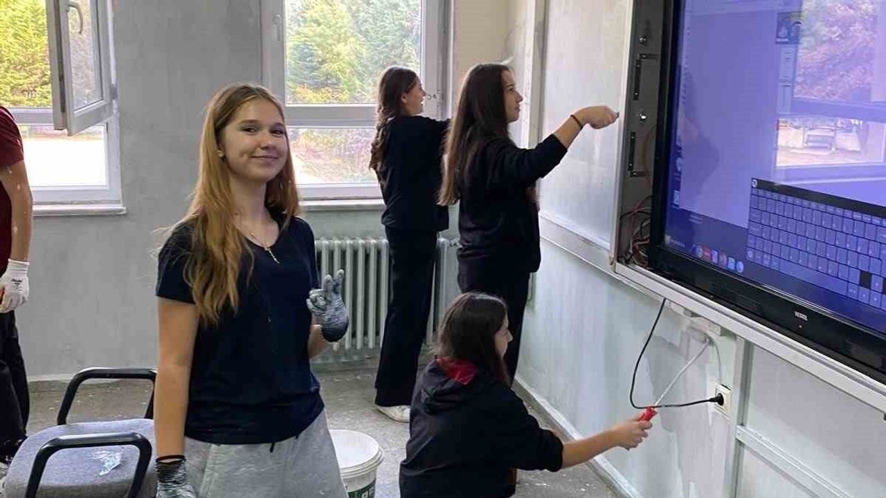 Sınıfını kendi elleriyle renklendiren öğrenciler Osmaneli'de örnek oldu