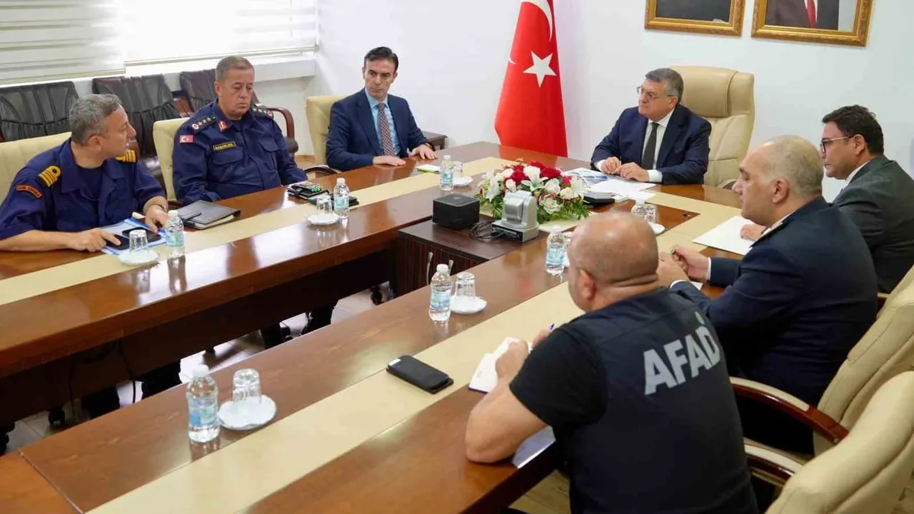 Sinop'ta alabora olan tekneden kaybolan polis için geniş çaplı arama