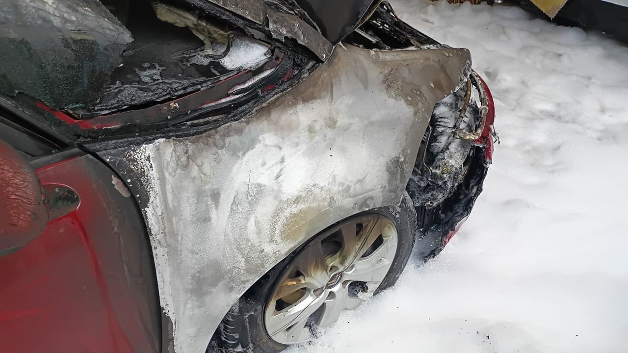 Sinop'ta araç yıkarken motorundan alev çıkan otomobil kullanılamaz hale geldi