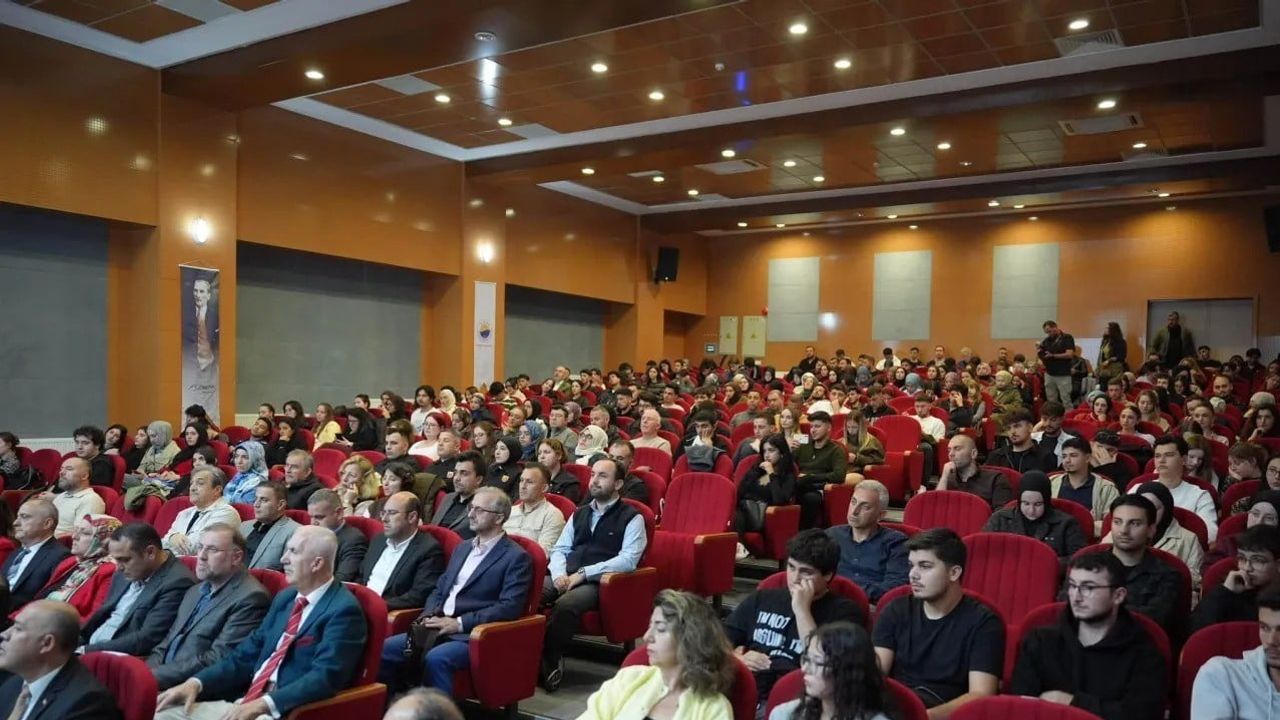 Sinop'ta cumhuriyetin 103. yılında devlet geleneği ve dönüşüm akademik çerçevede tartışıldı