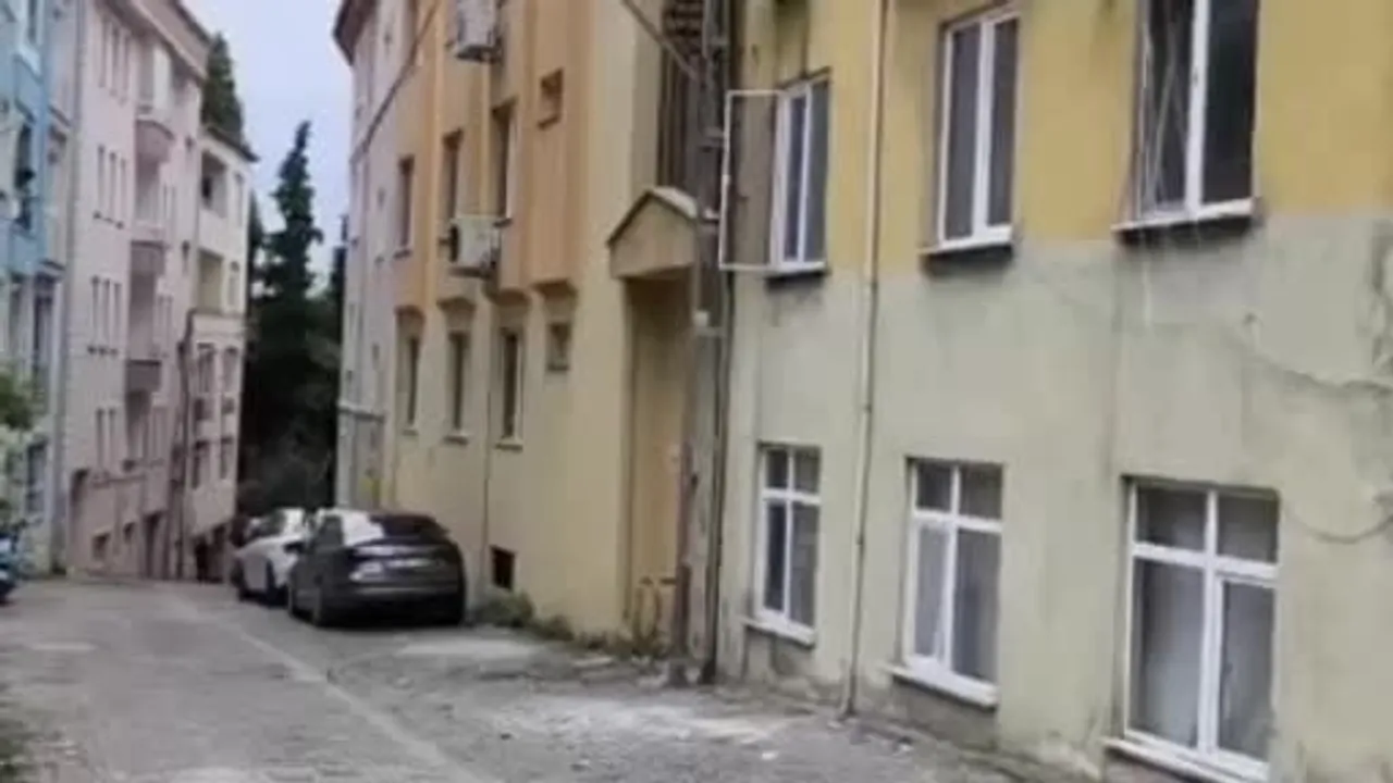 Sinop'ta eriyen kombi kablosu koltuğu tutuşturdu, itfaiye pencereden girerek müdahale etti