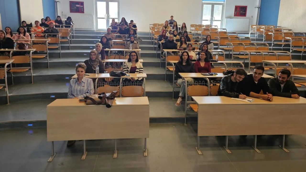 Sinop'ta genç sağlıkçılara kariyer rehberliği ve özgeçmiş atölyesi
