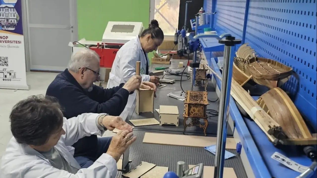 Sinop'ta kıdemli kursiyerler ahşabı sanata dönüştürüyor
