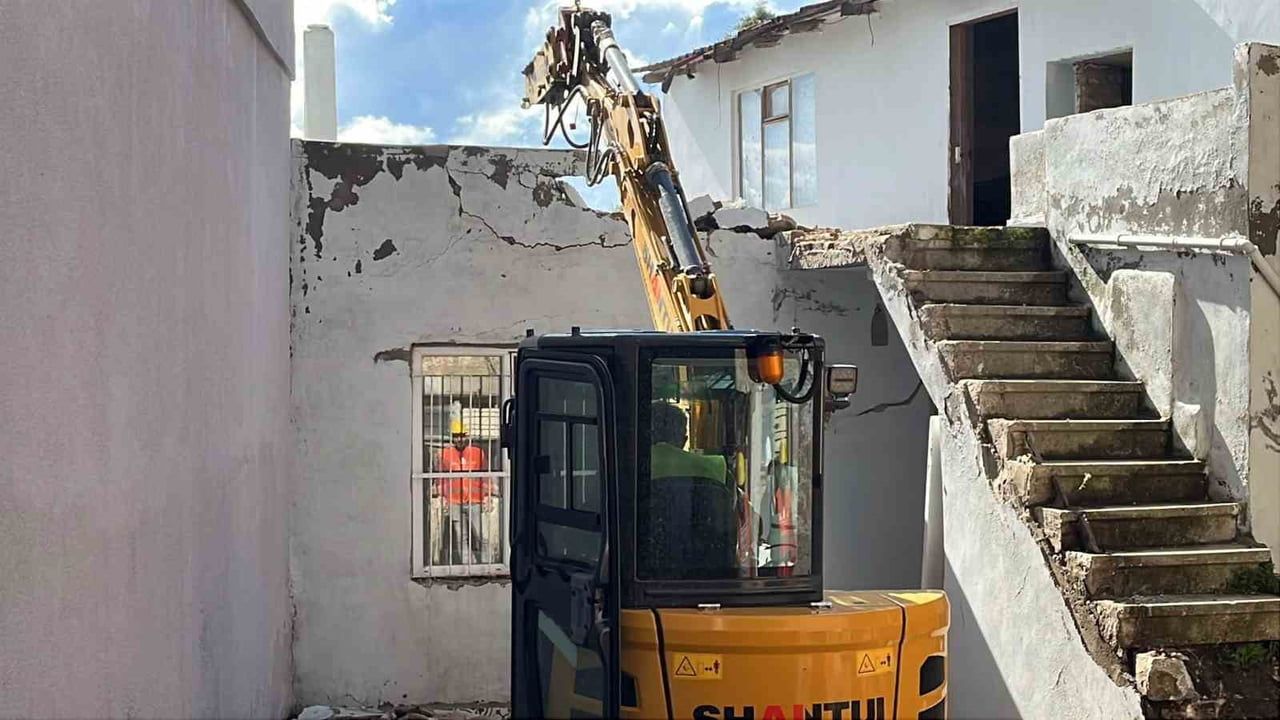 sinop’ta tarihi kale surlarını ortaya çıkarmak için kalekondu yıkımları başladı