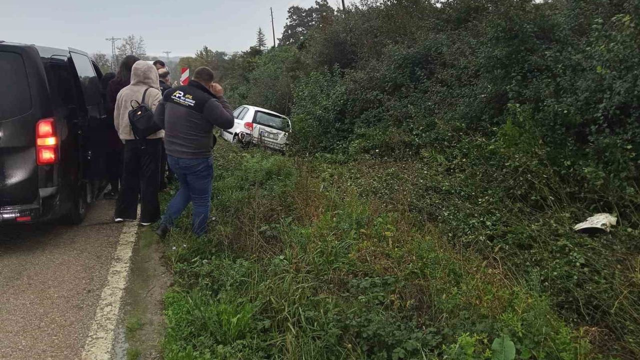 Sinop'ta virajı alamayan otomobil şarampole yuvarlandı: 4 yaralı