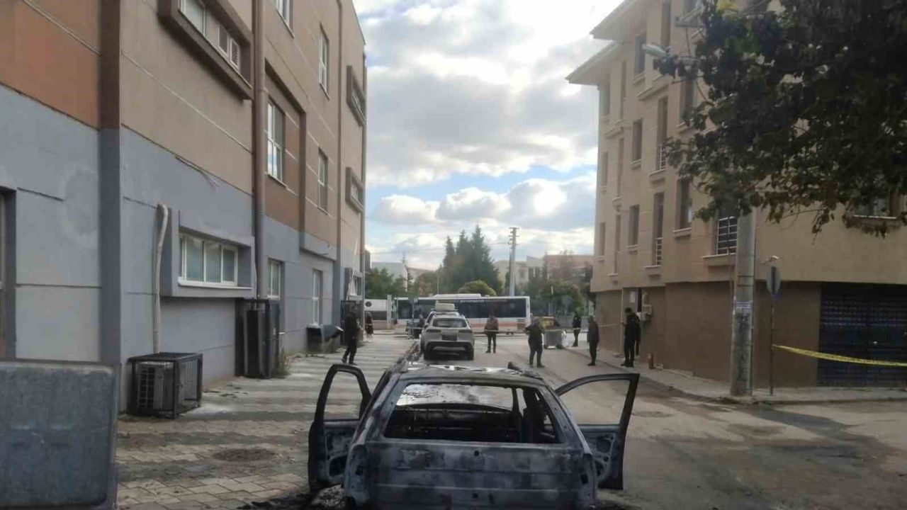 Şirintepe'de park halindeki araç küle döndü; polis soruşturuyor